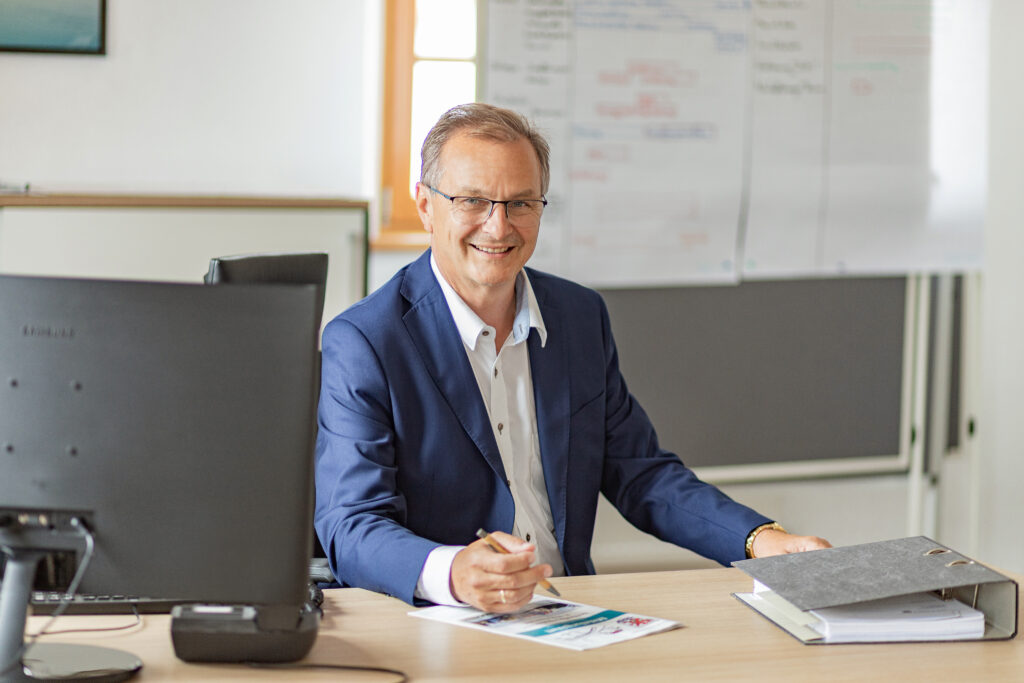Stephan Dorn am Scgreibtisch